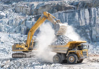 Quarry face loading with rock bucket